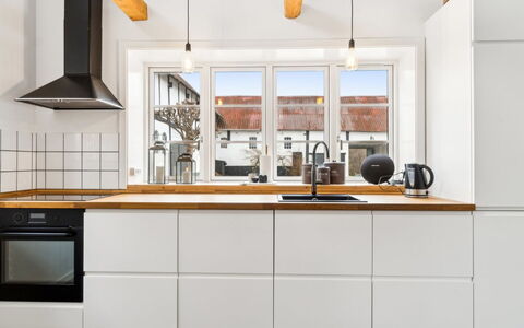 Sjard - 300M from the Sea: Küche, Küchengerät, Countertop, Flooring, Cabinetry, Interior Design, Major Appliance, Holz, Herd, Fussboden