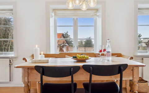 Sjard - 300M from the Sea: Möbel, Interior Design, Flooring, Leuchter, Holz, Tabelle, Light Fixture, Esszimmer, Decke, Küche & Esszimmer Tisch