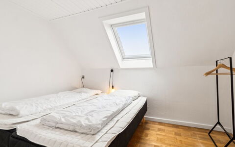 Sjard - 300M from the Sea: Flooring, Holz, Fussboden, Schlafzimmer, Interior Design, Decke, Bett, Holzboden, Bedding, Zuhause