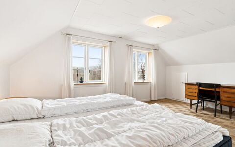 Sjard - 300M from the Sea: Holz, Flooring, Fussboden, Schlafzimmer, Decke, Interior Design, Bett, Zuhause, Holzboden, Bedding