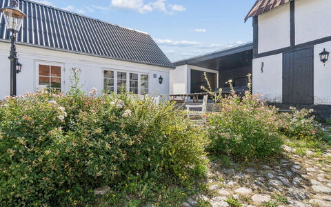 Sjard - 300M from the Sea: Haus, Dach, Zuhause, Wohngebiet, Hütte, Abstellgleis, Estate, Garten, Vorort, Landscaping