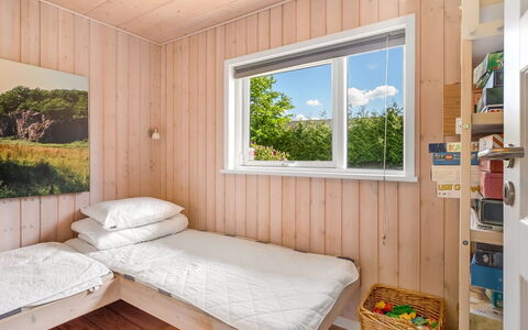 Anca - 450M from the Sea: Holz, Schlafzimmer, Zuhause, Holzbeize, Hartholz, Planke, Tür, Bett, Holzboden, Bedding