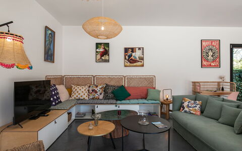 La Villa Agapanthes: Möbel, Interior Design, Flooring, Couch, Fussboden, Holz, Tabelle, Wohnzimmer, Zimmer, Beleuchtung