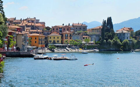 Varenna 648: Wasser, Himmel, Boot, Gebäude, Watercraft, Wolke, Azurblau, Pflanze, Baum, See