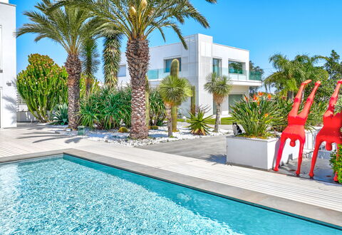 Villa Vinner: Wasser, Pflanze, Daytime, Eigentum, Himmel, Gebäude, Azurblau, Baum, Schwimmbad, Fenster