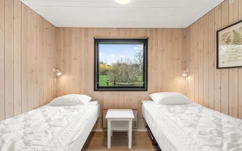 Jule - 1.3Km to the Fjord: Holz, Schlafzimmer, Bett, Bettrahmen, Decke, Planke, Holzbeize, Hartholz, Bedding, Bettdecke