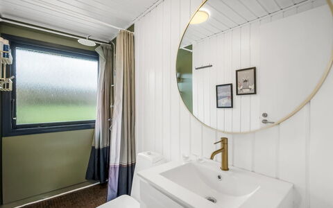 Jule - 1.3Km to the Fjord: Interior Design, Decke, Badezimmer, Light Fixture, Armatur, Vorhang, Installation, Spiegel, Toilette