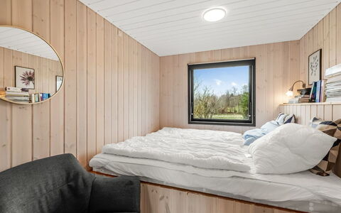 Jule - 1.3Km to the Fjord: Holz, Interior Design, Schlafzimmer, Flooring, Fussboden, Bett, Decke, Zimmer, Holzbeize, Bettrahmen