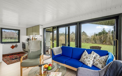 Jule - 1.3Km to the Fjord: Interior Design, Decke, Flooring, Fussboden, Möbel, Couch, Zimmer, Wohnzimmer, Bilderrahmen