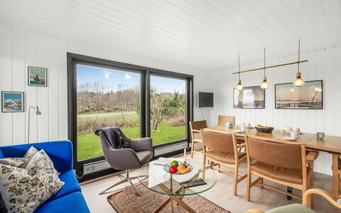 Jule - 1.3Km to the Fjord: Decke, Interior Design, Möbel, Stuhl, Bilderrahmen, Wohnzimmer, Hartholz, Küche & Esszimmer Tisch, Light Fixture, Holzbeize
