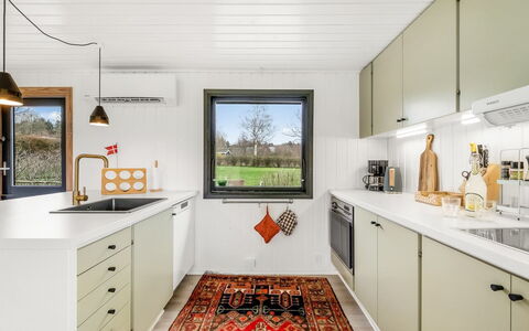 Jule - 1.3Km to the Fjord: Küche, Küchengerät, Countertop, Major Appliance, Decke, Haushaltsgerät, Herd, Cabinetry, Light Fixture, Herd