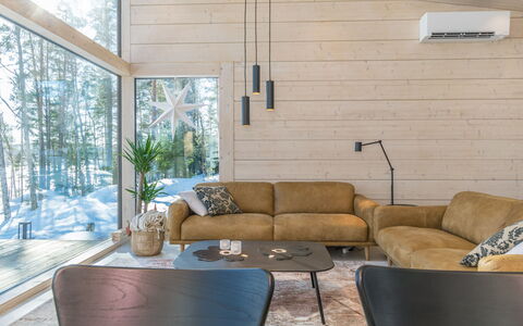 Villa Luoto: Möbel, Flooring, Couch, Holz, Interior Design, Fussboden, Wohnzimmer, Decke, Light Fixture, Zuhause