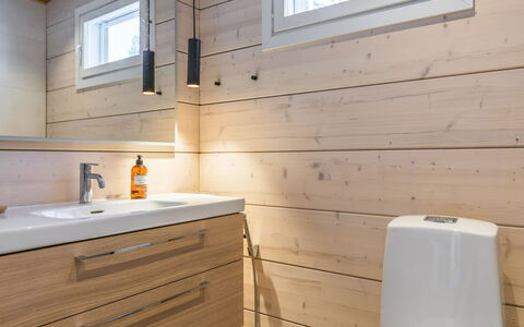 Villa Luoto: Flooring, Holz, Fussboden, Interior Design, Bad Sink, Armatur, Badezimmerschrank, Sinken, Badezimmer, Zapfhahn