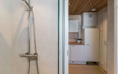 Villa Luoto: Flooring, Interior Design, Wand, Fussboden, Armatur, Holz, Badezimmer, Decke, Sinken, Bad Sink