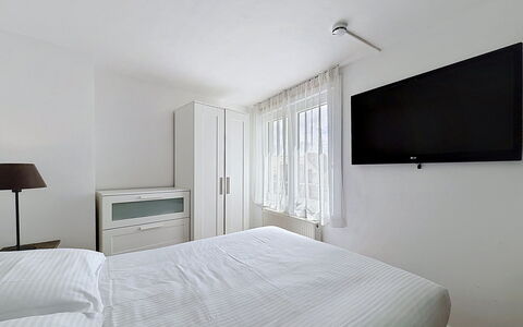 Centrally Located Key Point: Interior Design, Möbel, Bett, Schlafzimmer, Fussboden, Zimmer, Bettdecke, Flooring, Bedding, Linens
