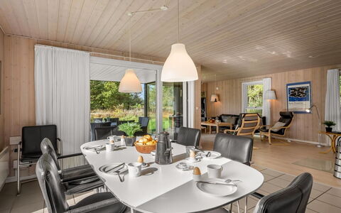 Dix - 900M from the Sea: Dach, Haus, Zuhause, Hütte, Tür, Abstellgleis, Deck, Veranda, Planke, Hartholz