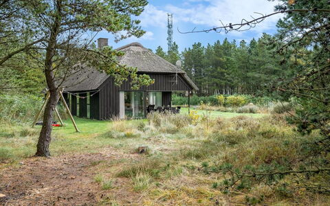 Dix - 900M from the Sea: Dach, Haus, Zuhause, Hütte, Tür, Abstellgleis, Deck, Veranda, Planke, Hartholz