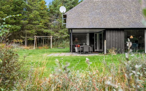 Dix - 900M from the Sea: Dach, Haus, Zuhause, Hütte, Tür, Abstellgleis, Deck, Veranda, Planke, Hartholz