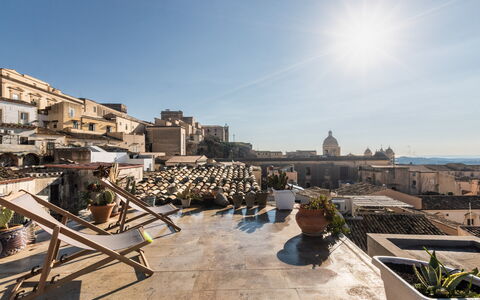 Terrazza Di Erika: Himmel, Gebäude, Urban Design, Pflanze, Blumentopf, Wohngebiet, Haus, Landschaft, Wolke, Zimmerpflanze