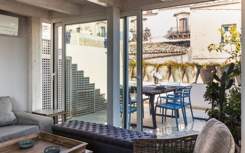Terrazza Di Erika: Tabelle, Möbel, Eigentum, Gebäude, Couch, Holz, Schatten, Interior Design, Gartenmöbel, Fussboden