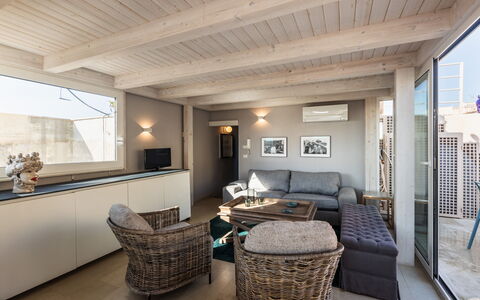 Terrazza Di Erika: Möbel, Eigentum, Tabelle, Couch, Gebäude, Interior Design, Holz, Fenster, Wohnzimmer, Kissen