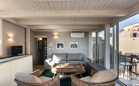 Terrazza Di Erika: Tabelle, Couch, Möbel, Eigentum, Komfort, Holz, Beleuchtung, Bilderrahmen, Interior Design, Studio Couch