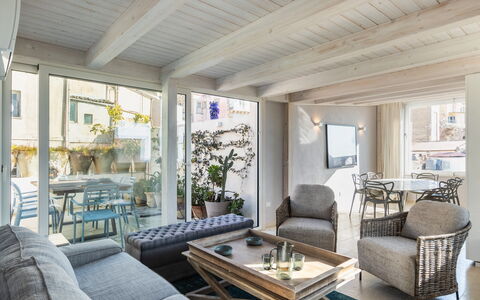 Terrazza Di Erika: Tabelle, Möbel, Eigentum, Couch, Gebäude, Zimmerpflanze, Pflanze, Beleuchtung, Holz, Interior Design