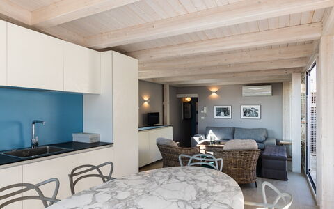 Terrazza Di Erika: Möbel, Gebäude, Tabelle, Komfort, Stuhl, Cabinetry, Holz, Flooring, Fussboden