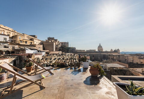 Terrazza Di Erika: Himmel, Gebäude, Urban Design, Pflanze, Blumentopf, Wohngebiet, Haus, Landschaft, Wolke, Zimmerpflanze