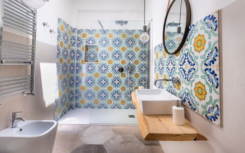 Alma Suite: Eigentum, Armatur, Lila, Duschvorhang, Badezimmer, Blau, Gebäude, Badewanne, Textil, Interior Design