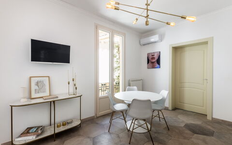 Alma Suite: Möbel, Eigentum, Bilderrahmen, Interior Design, Tabelle, Holz, Beleuchtung, Flooring, Fussboden