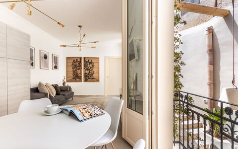 Alma Suite: Möbel, Eigentum, Tabelle, Stuhl, Gebäude, Beleuchtung, Pflanze, Interior Design, Bilderrahmen, Komfort