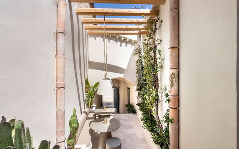 Alma Suite: Pflanze, Eigentum, Gebäude, Die Architektur, Interior Design, Holz, Zimmerpflanze, Tabelle, Terrestrische Plant, Grundeigentum
