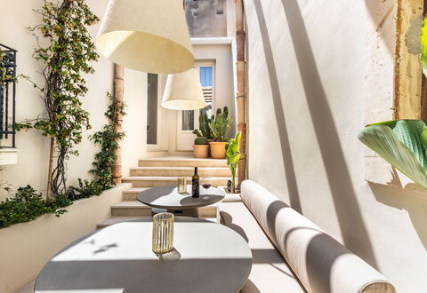 Alma Suite: Eigentum, Pflanze, Interior Design, Die Architektur, Holz, Fussboden, Materialeigenschaft, Flooring, Grundeigentum, Urban Design