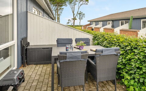 Ala - 80M from the Sea: Möbel, Interior Design, Flooring, Fussboden, Decke, Zimmer, Stuhl, Tabelle, Wohnung, Küche & Esszimmer Tisch