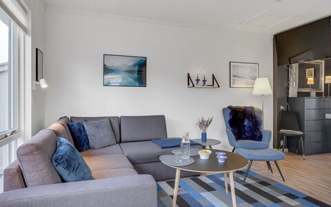 Ala - 80M from the Sea: Möbel, Interior Design, Flooring, Fussboden, Decke, Zimmer, Stuhl, Tabelle, Wohnung, Küche & Esszimmer Tisch