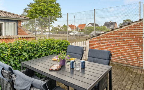 Ala - 80M from the Sea: Möbel, Interior Design, Flooring, Fussboden, Decke, Zimmer, Stuhl, Tabelle, Wohnung, Küche & Esszimmer Tisch