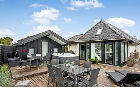 Solfrid - 150M from the Sea: Dach, Haus, Zuhause, Hütte, Tür, Abstellgleis, Deck, Veranda, Planke, Hartholz