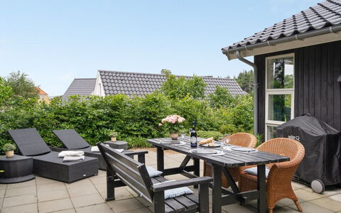 Jörgen - 100M from the Sea: Dach, Haus, Zuhause, Hütte, Tür, Abstellgleis, Deck, Veranda, Planke, Hartholz
