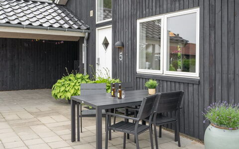 Jörgen - 100M from the Sea: Dach, Haus, Zuhause, Hütte, Tür, Abstellgleis, Deck, Veranda, Planke, Hartholz