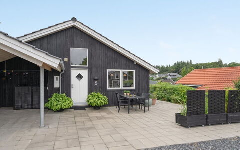 Jörgen - 100M from the Sea: Dach, Haus, Zuhause, Hütte, Tür, Abstellgleis, Deck, Veranda, Planke, Hartholz