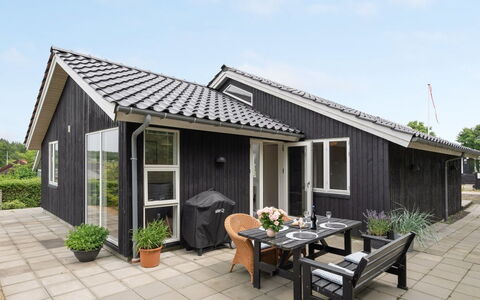 Jörgen - 100M from the Sea: Dach, Haus, Zuhause, Hütte, Tür, Abstellgleis, Deck, Veranda, Planke, Hartholz