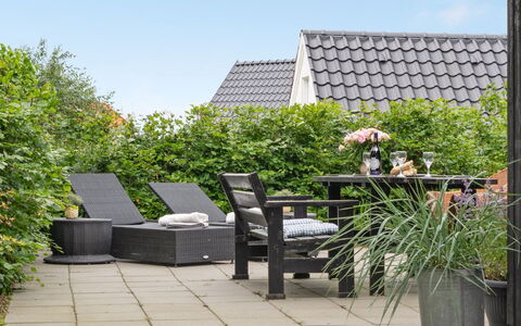 Jörgen - 100M from the Sea: Dach, Haus, Zuhause, Hütte, Tür, Abstellgleis, Deck, Veranda, Planke, Hartholz