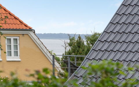 Jörgen - 100M from the Sea: Dach, Haus, Zuhause, Hütte, Tür, Abstellgleis, Deck, Veranda, Planke, Hartholz
