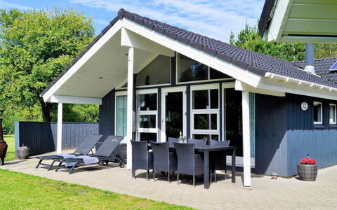 Stillfrieda - 12Km from the Sea: Möbel, Interior Design, Flooring, Fussboden, Decke, Zimmer, Stuhl, Tabelle, Wohnung, Küche & Esszimmer Tisch
