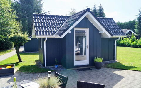 Stillfrieda - 12Km from the Sea: Möbel, Interior Design, Flooring, Fussboden, Decke, Zimmer, Stuhl, Tabelle, Wohnung, Küche & Esszimmer Tisch