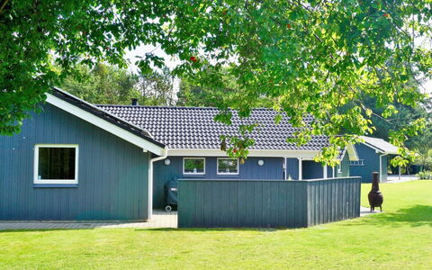 Stillfrieda - 12Km from the Sea: Möbel, Interior Design, Flooring, Fussboden, Decke, Zimmer, Stuhl, Tabelle, Wohnung, Küche & Esszimmer Tisch
