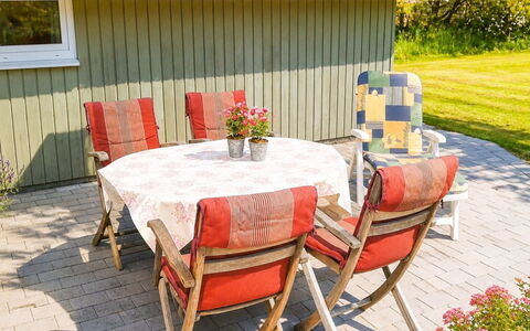 Allita - 12Km from the Sea: Möbel, Gartenmöbel, Stuhl, Tabelle, Tisch Im Freien, Garten, Küche & Esszimmer Tisch, Hinterhof, Regenschirm, Schatten