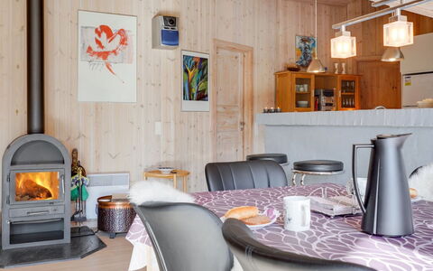 Allita - 12Km from the Sea: Möbel, Holz, Interior Design, Decke, Zimmer, Beleuchtung, Zuhause, Fussboden, Stuhl, Wohnzimmer