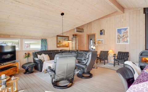 Allita - 12Km from the Sea: Möbel, Holz, Decke, Interior Design, Wohnzimmer, Couch, Zimmer, Zuhause, Fussboden, Stuhl